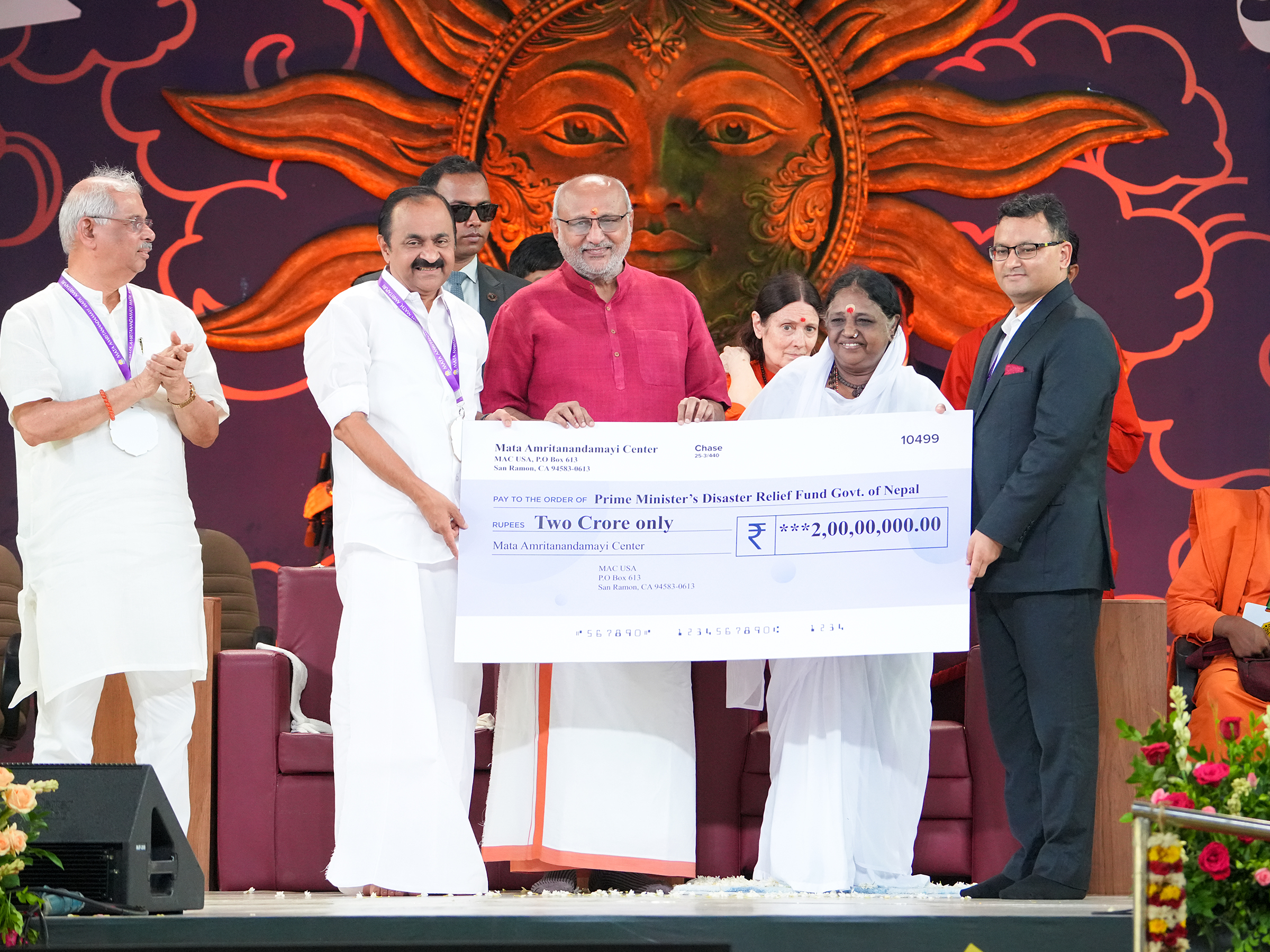 Vishwa Seva Dinam: Amma destina oltre 5,6 milioni di dollari (54 crore di rupie) alle opere umanitarie in occasione del suo 73° compleanno