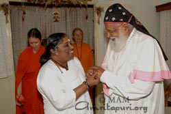 Il Vescovo Thirumeni: “Amma è una benedizione di Dio”