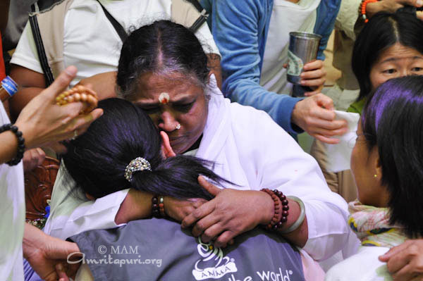 Amma visita Osaka, in Giappone