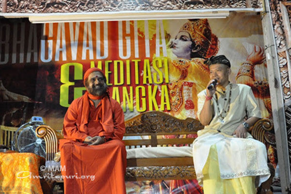 Purnamritananda visita l’ashram Paramadhama a Bali