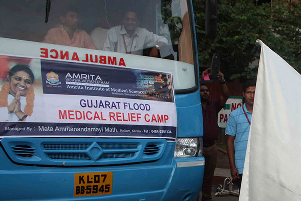 Amma manda soccorsi nel Rajastan e nel Gujarat alluvionati