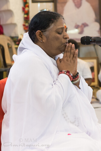Amma invia aiuti dopo la tragedia nel tempio