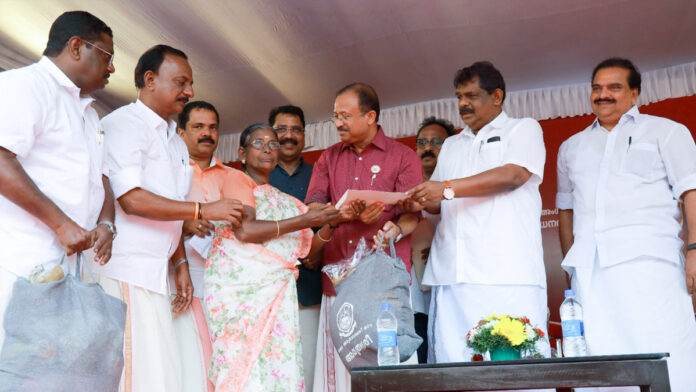 15.000 donne dei gruppi dell’AmritaSREE SHG ricevono aiuti nella capitale del Kerala