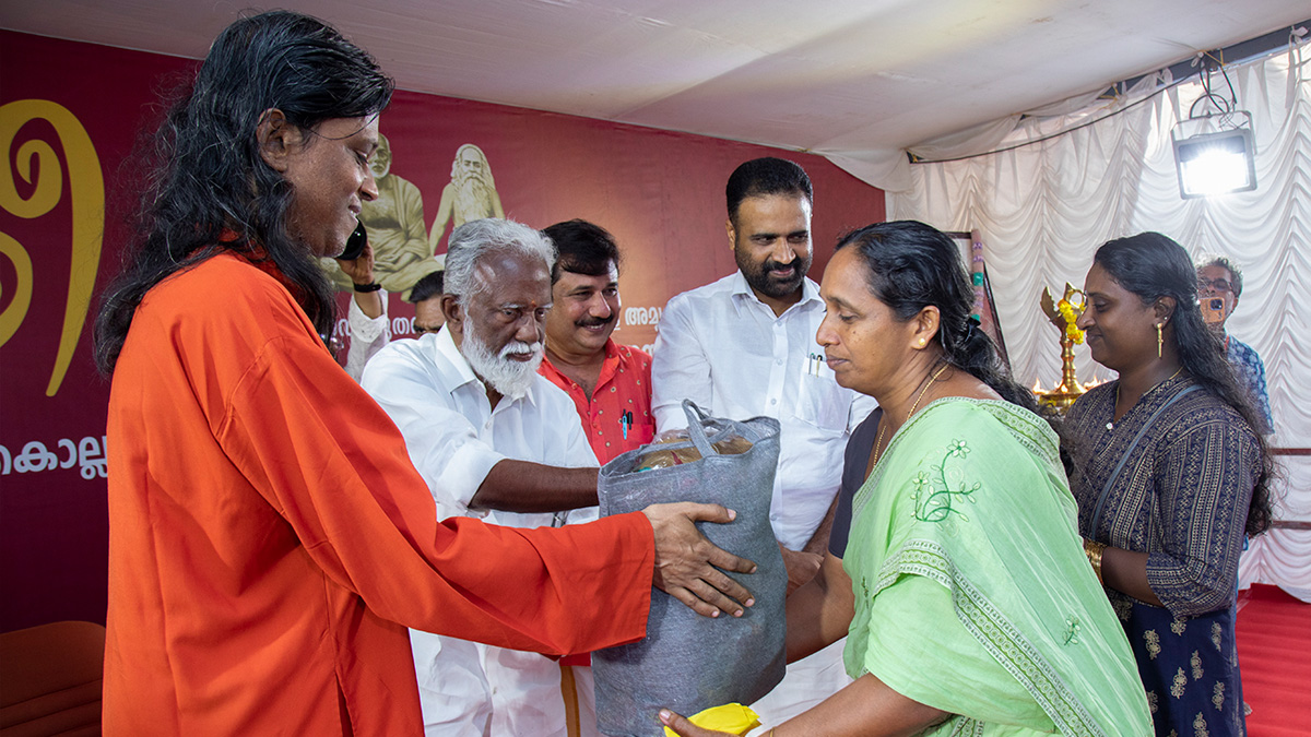 AmritaSREE: Ad Amritapuri continuano gli incontri per l’anniversario degli SHG, i gruppi di auto aiuto