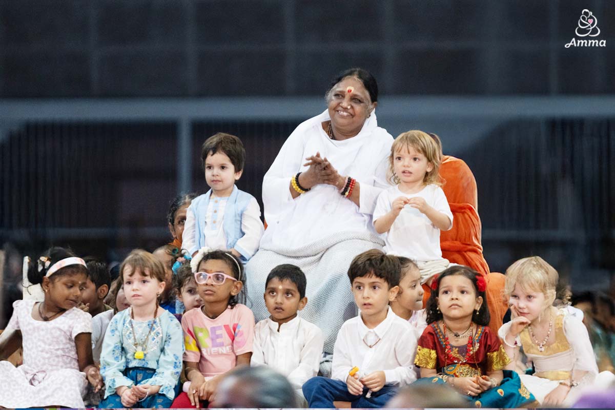 Capodanno con Amma: la bellezza dell’amore ci permette di superare le tragedie della vita