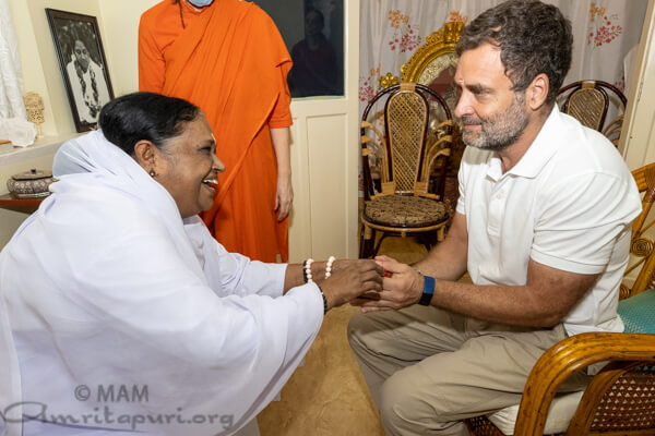 Ricevendo in cambio il suo cordiale e amorevole abbraccio.