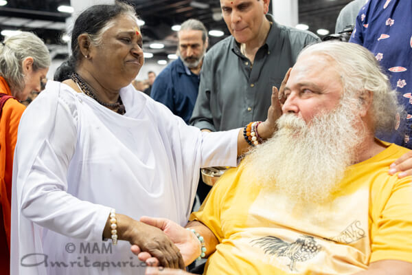 Amma a Boston: Vivere al meglio la propria vita facendo qualcosa di utile per la società