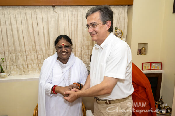 L’Ambasciata francese in India e le Istituzioni Amrita collaborano per opere umanitarie