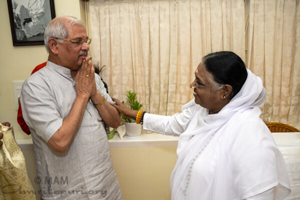 Il governatore del Kerala in visita ad Amritapuri