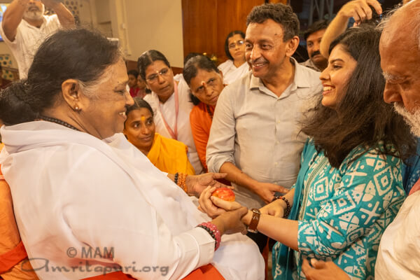 Con nuove mani e nuove speranze Shreya torna da Amma