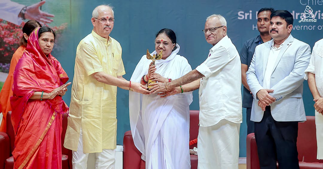 Amma riceve il Janani Award