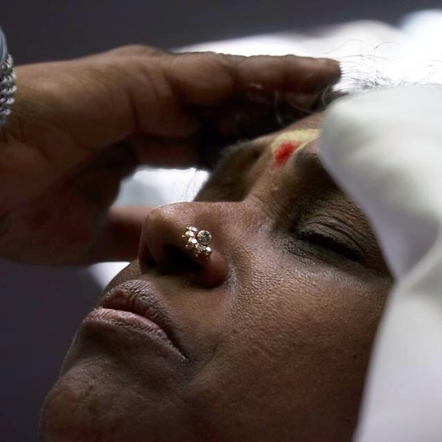 Amma prega per le vittime degli attentati