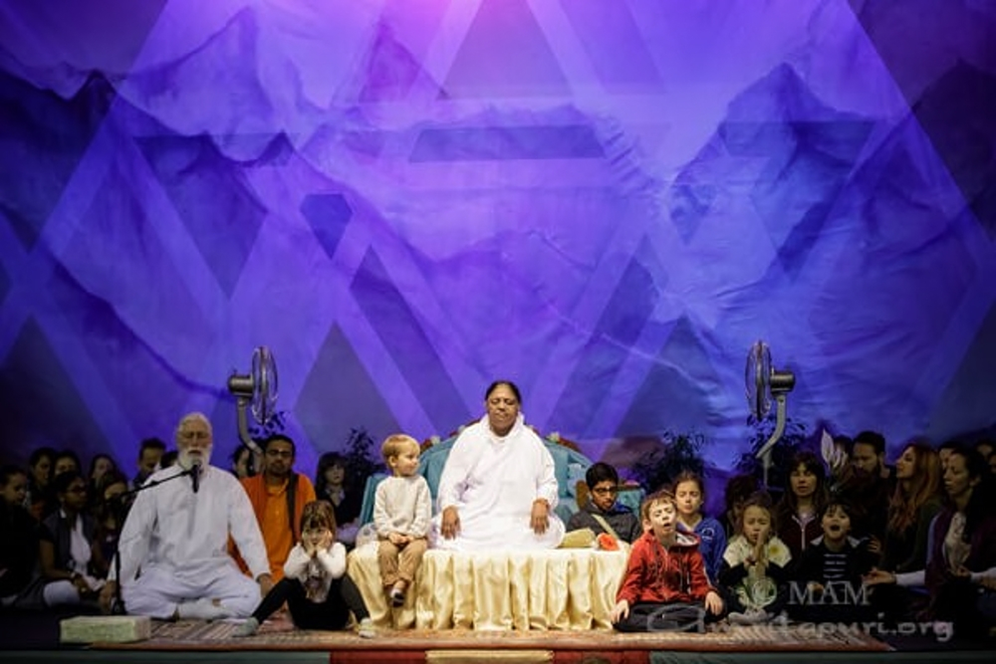 Milano: La luce della compassione brilla magicamente