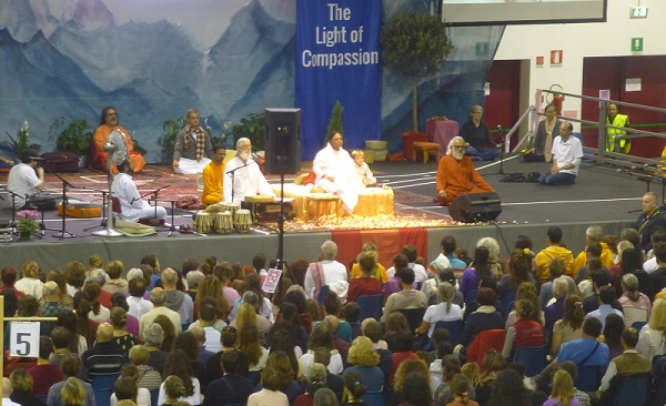 Malpensa24: Busto, Amma ambasciatrice di pace. Bagno di folla a MalpensaFiere