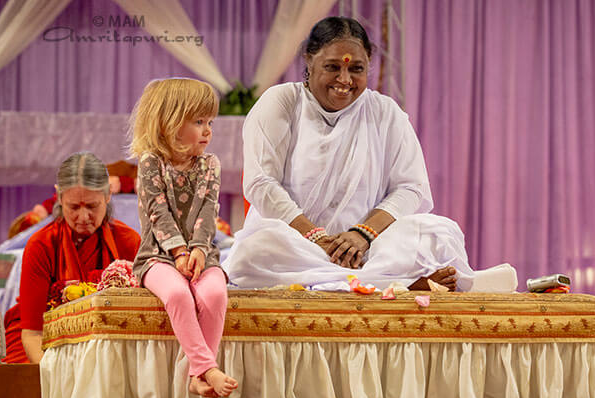 Amma a Dallas: ogni azione svolta con consapevolezza è Yoga