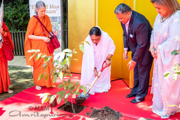 Amma è il ponte che collega L’Occidente con l’Oriente