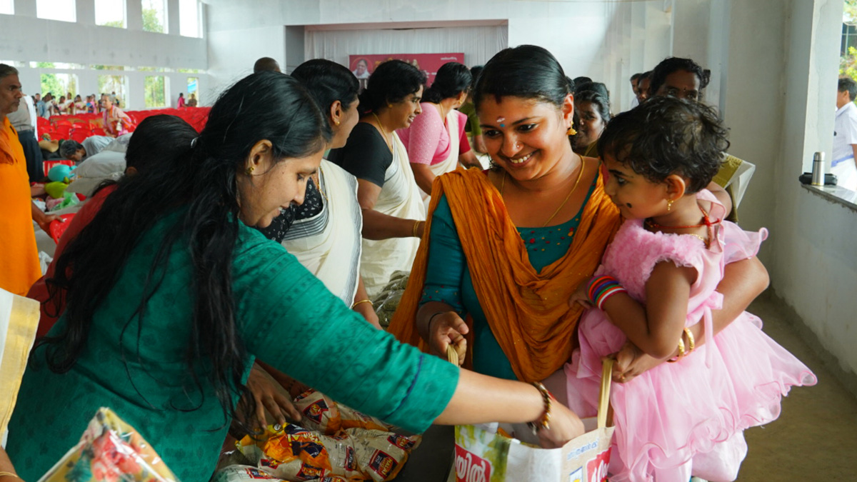 Il ministro del Kerala Roshi Augustine: Amrita SREE è un esempio di aiuto ai sofferenti.