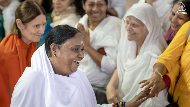 Un solo mondo, un solo cuore: il 72° compleanno di Amma, una grande celebrazione dell’amore e del servizio