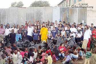 AYUDH-Kenya ripulisce un quartiere povero