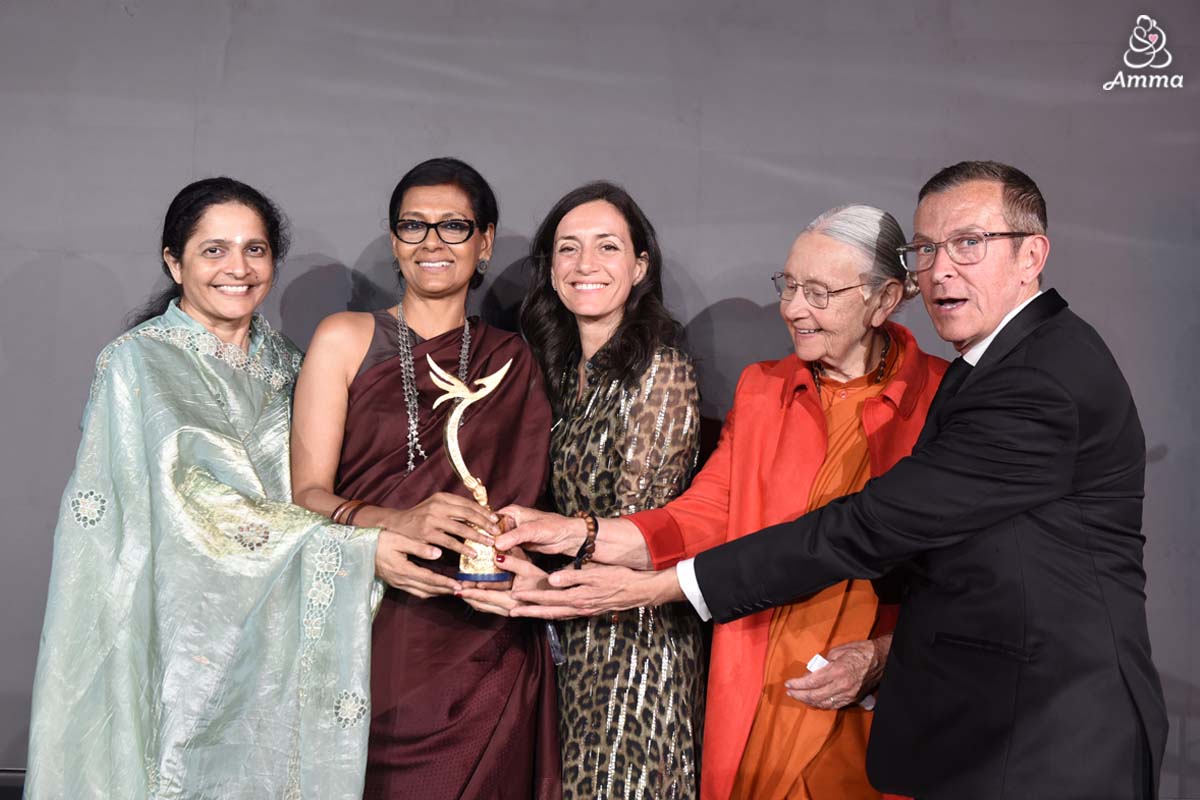 Un capolavoro di compassione: l’attenzione di Amma per l’uguaglianza di genere è stata onorata a Cannes