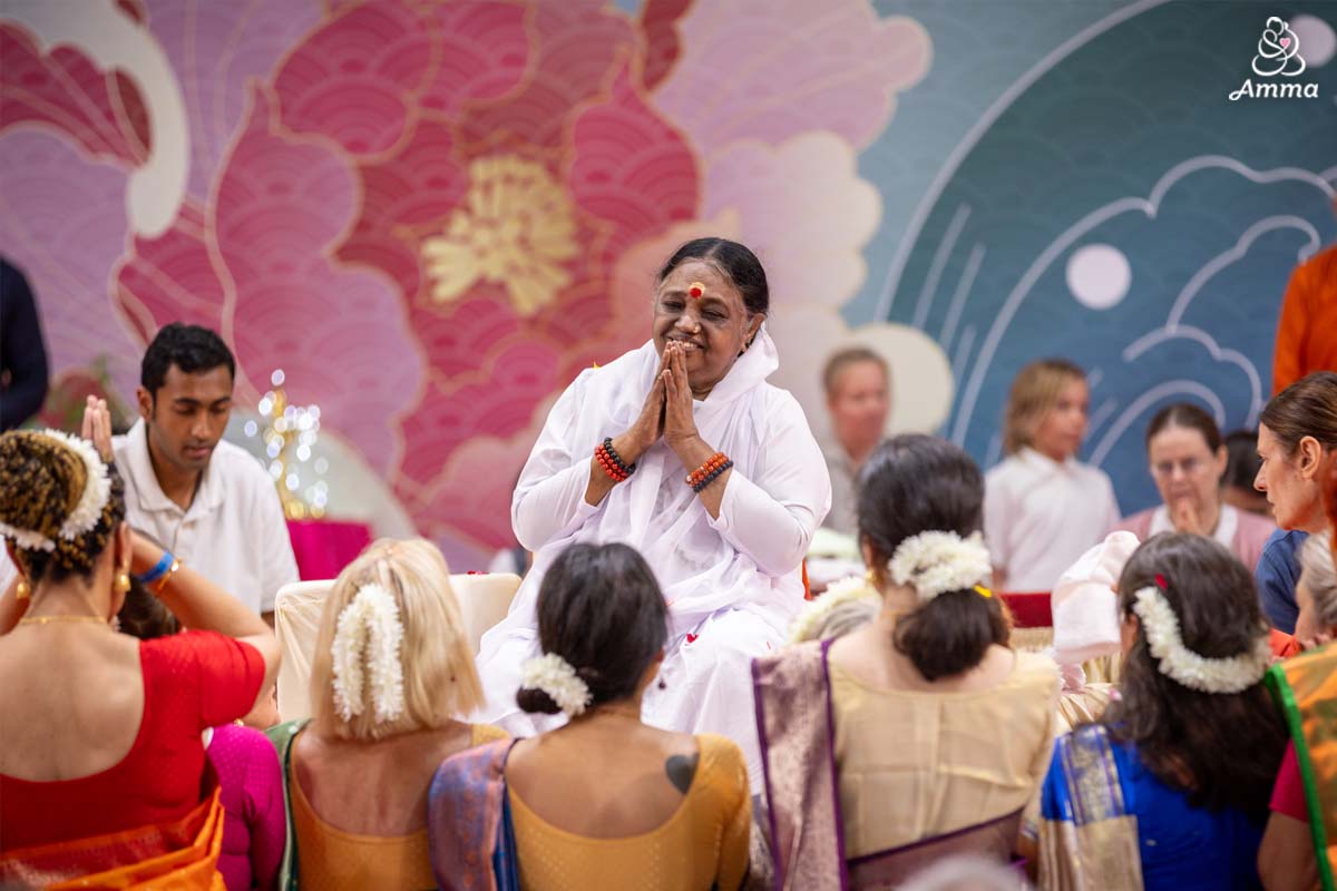 I cuori brillano ad Aix-en-Provence con Amma. Amore in Azione.