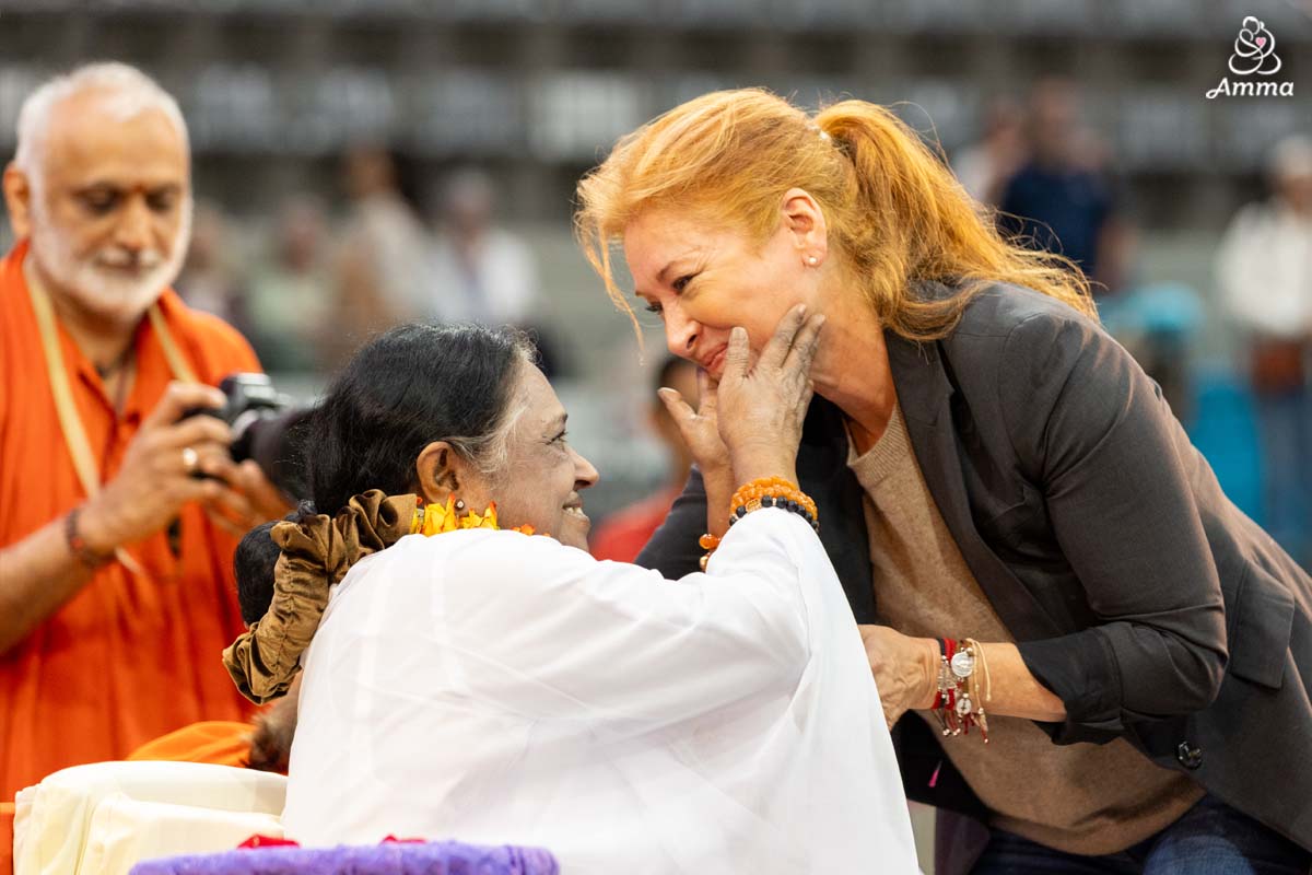 Barcellona accoglie Amma con gioia, canti, luce e servizio disinteressato