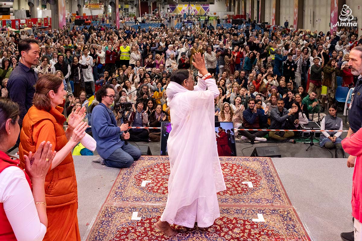 L’abbraccio di Amma a Piacenza in Italia: Tour Europeo 2025