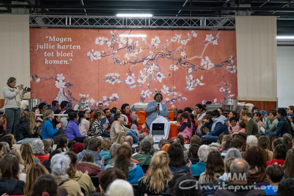 Olanda – Amma ispira con la sua presenza; l’incontro con Lei è come tornare a casa dalla propria madre.