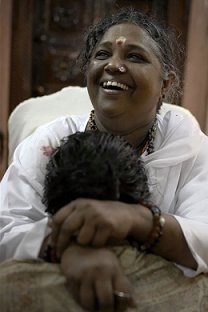 La CBS sceglie Amma come rappresentante spirituale indiana e mondiale per il film documentario: IN GOD’S NAME