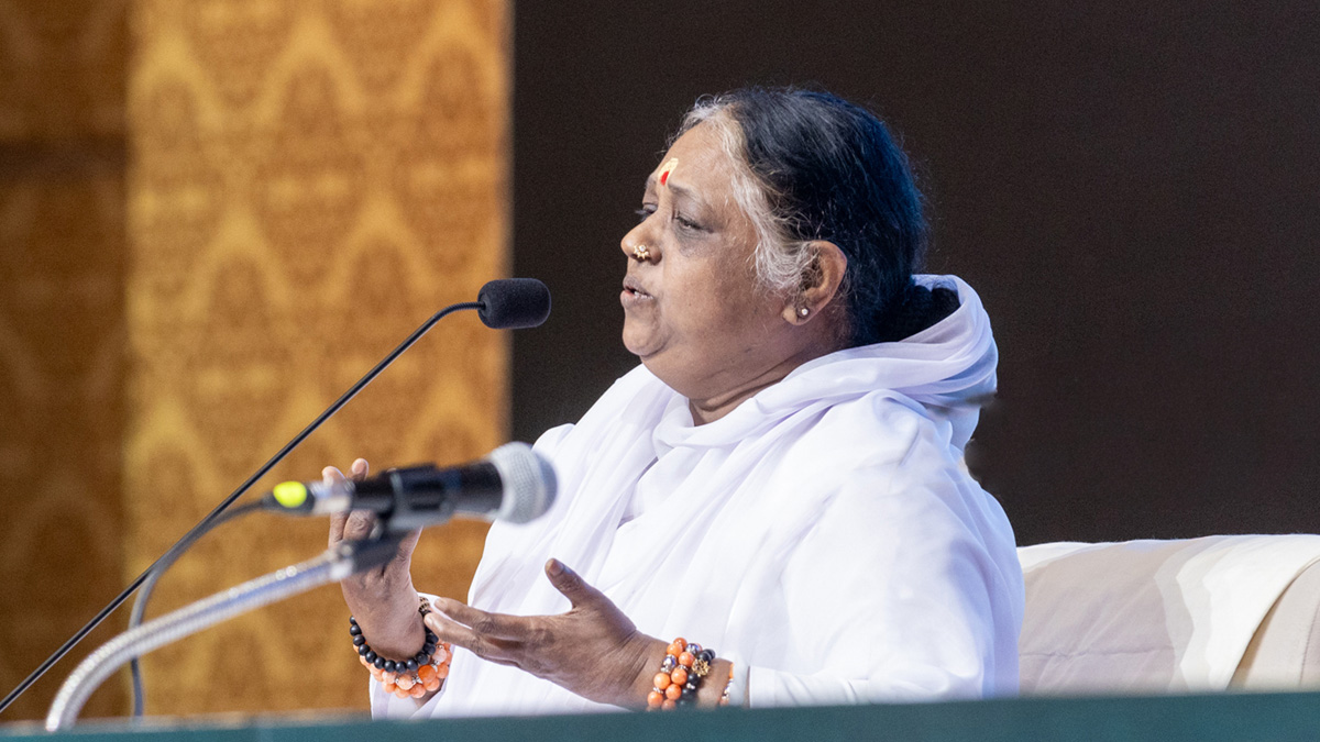 Amma ricorda i valori del Dharma al World Hindu Congress di Bangkok