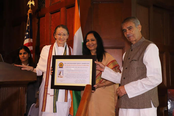 Amma riceve il premio Ma Sarada