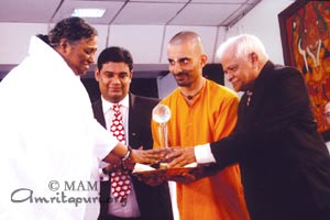 Amma riceve il Premio per la Pace ‘Shanti Swaroop’