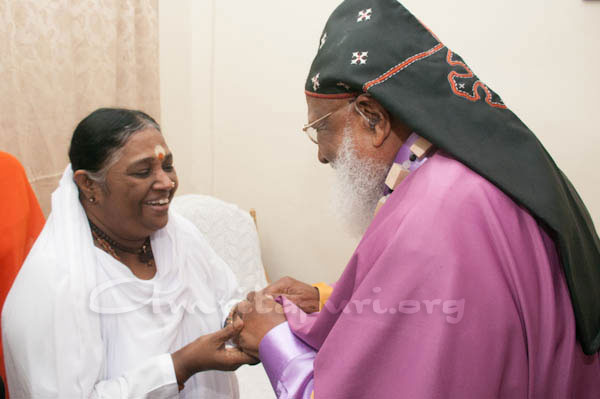 Tirumeni incontra Amma per porgerle i suoi auguri